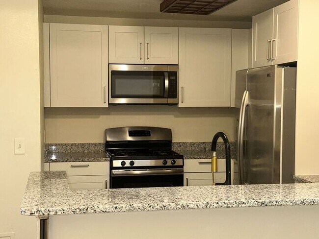 Foto del edificio - 3 Bedroom 2 Bath Winter Garden Townhome with Remodeled Kitchen and a Fenced Backyard!