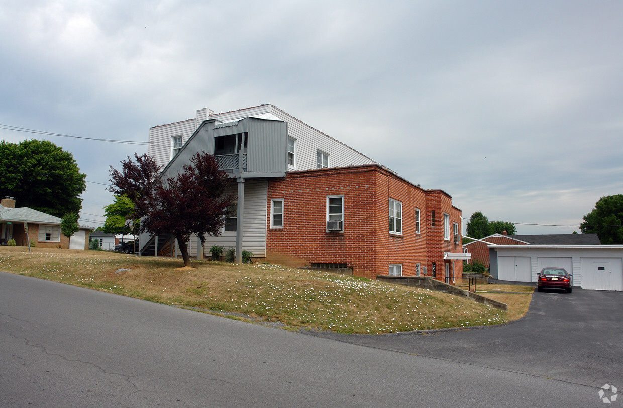 Building Photo - 13921 Village Mill Dr