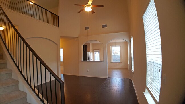 Foto del edificio - Incredible 3 Bed/2.5 Bath 2-Story home in ...