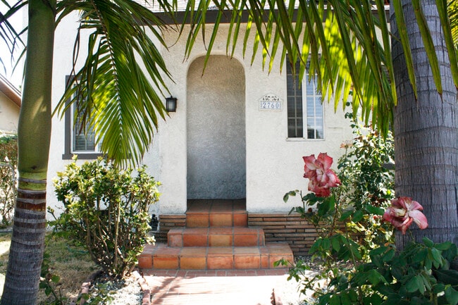Front Porch - 2760 S Cochran Ave