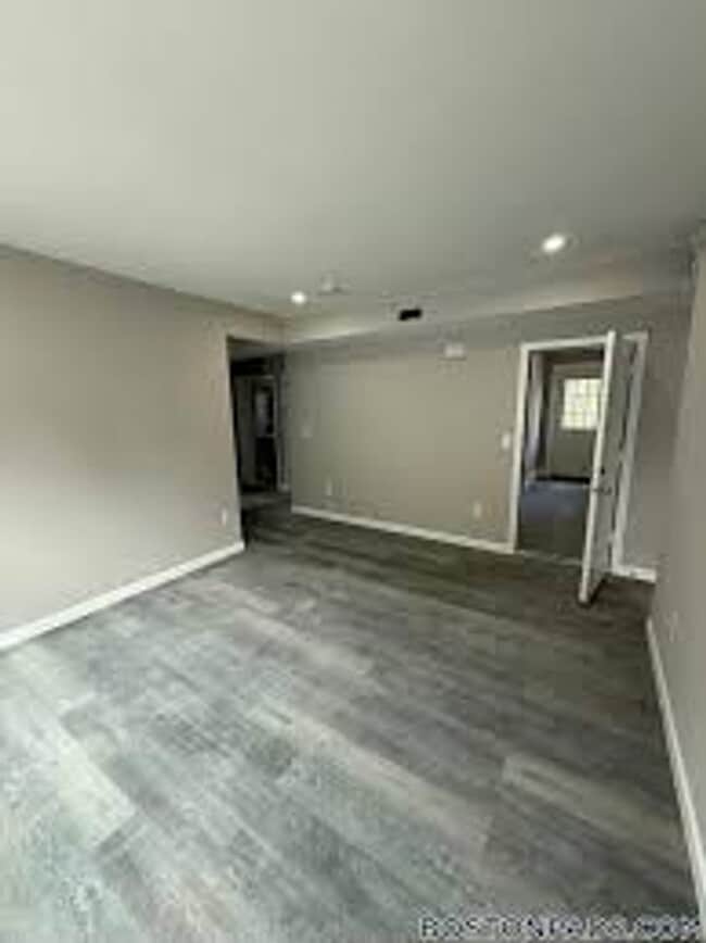 Building Photo - No Brokers Fee, A Must-See Unit, Central heat/AC, In-Unit Washer and Dryer, Parking for Rent