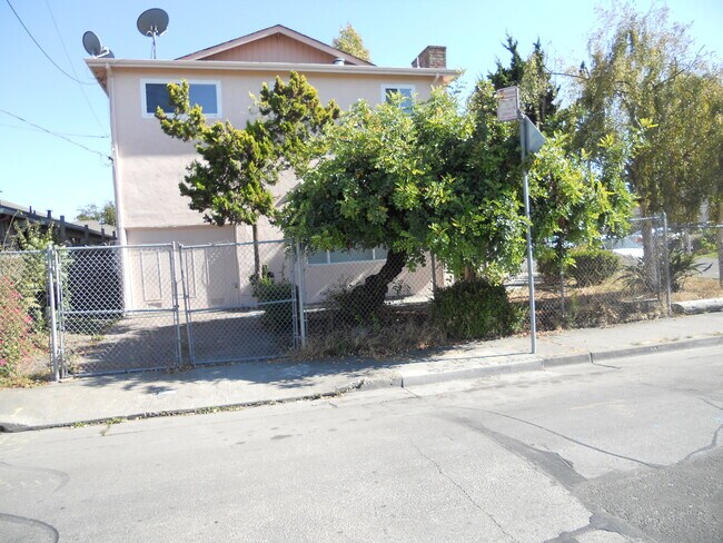 Building Photo - 652 Clara St