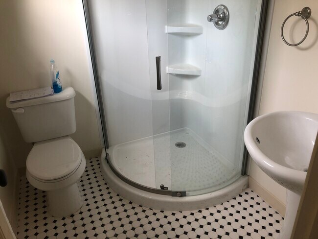 Baño - 1906 S Imperial St