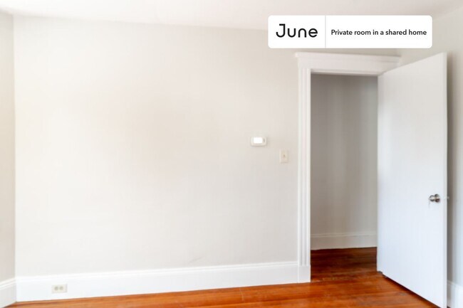 Foto del edificio - Private bedroom in 5 bed/1 bath Home
