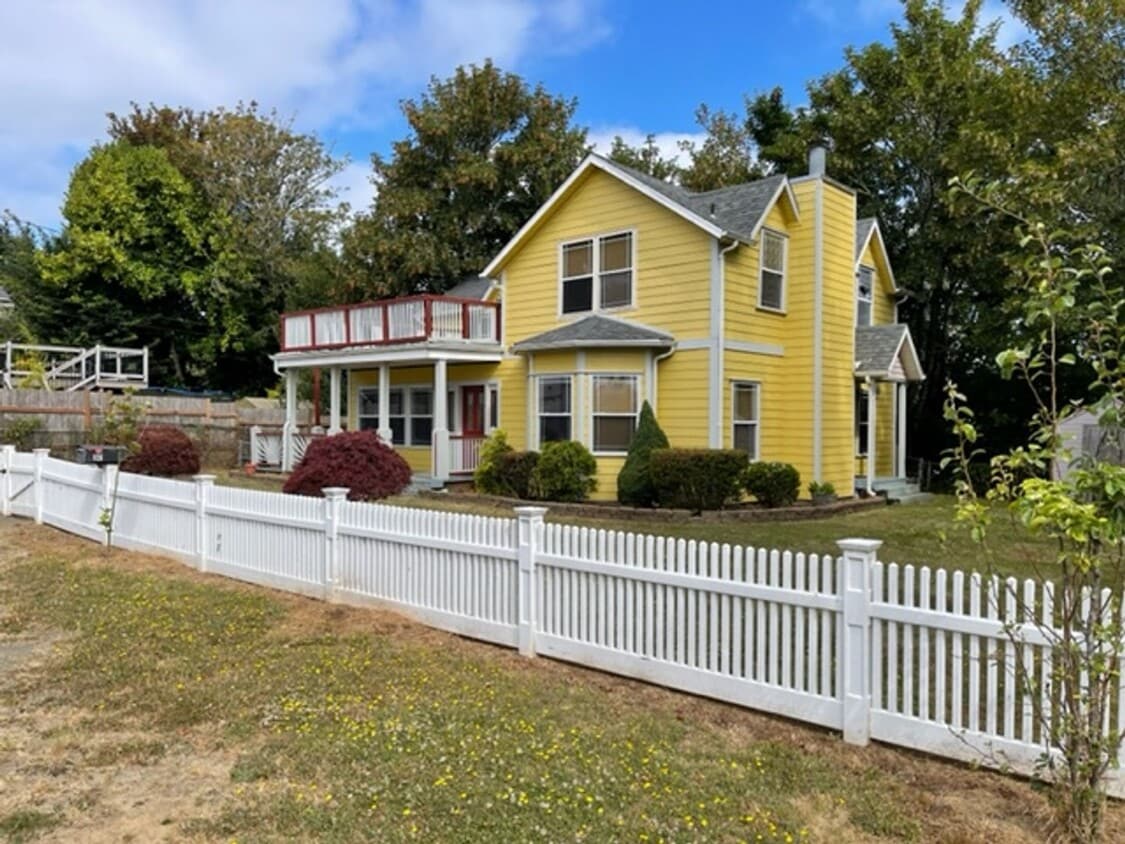 1126 Ferguson Ave Unit 1126, Coos Bay, OR 97420 Room for Rent in Coos