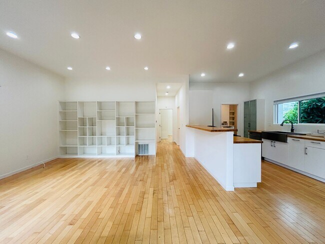 Foto del edificio - Chic 2-Bed, 2-Bath Home with Gated Yard in...
