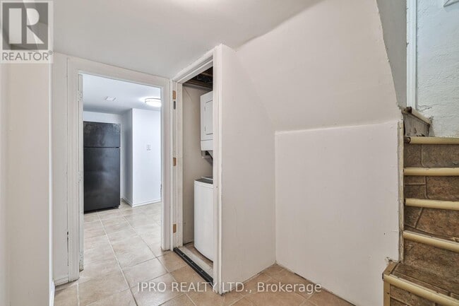 Photo du bâtiment - 627 Sheppard Ave W