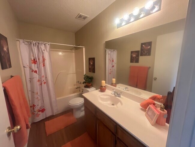 Foto del edificio - 2 bedroom Water included ! Must see!