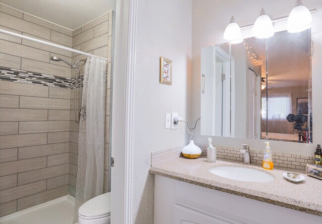 Bath #1 - 665 Manhattan Dr