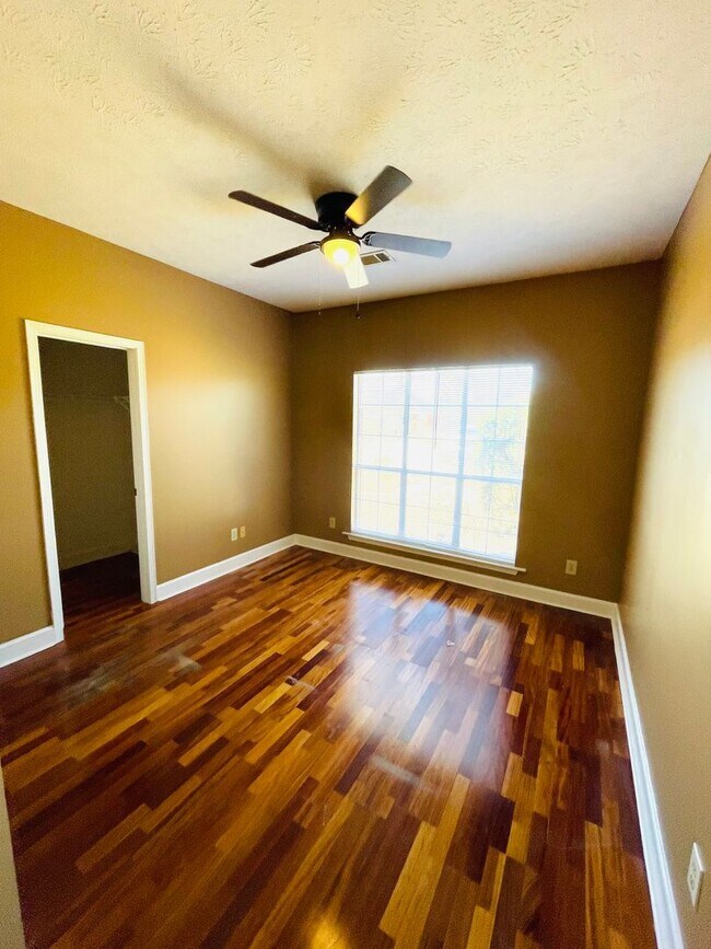 Foto del edificio - ** 4 bed 2 bath located off Atlanta Hwy **...