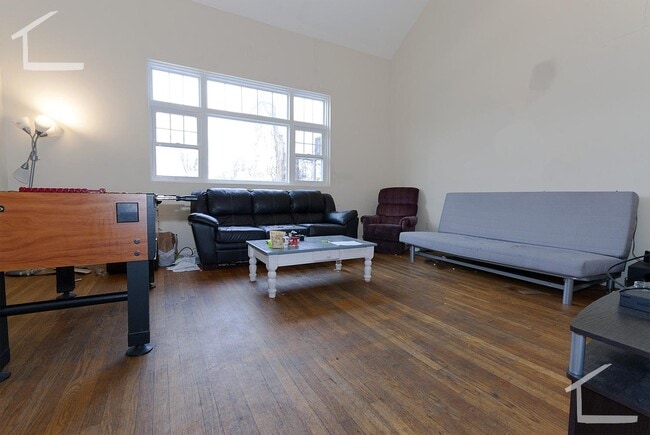 Building Photo - 127 Glenville Ave