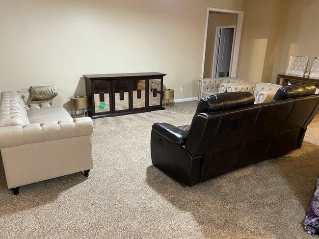 Building Photo - 5 bed 3.5 bath plus bonus room