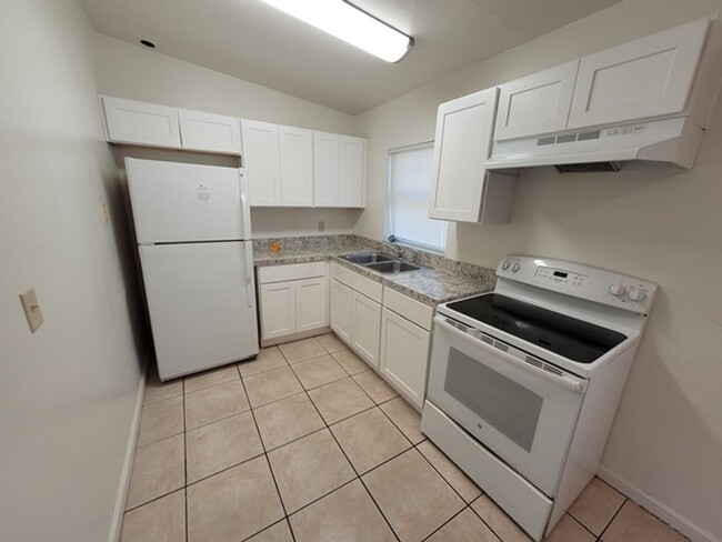 Building Photo - 4 Bed 1 Bath with Carport - Completely Rem...