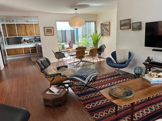 Open plan kitchen/LR/dining room - 352 Avenida Sevilla