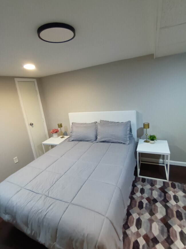Cama tamaño Queen - 13 Loughlin Dr
