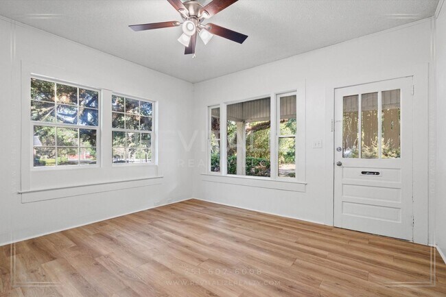 Foto del edificio - Updated 3 Bed 1 Bath with Large Fenced Yard