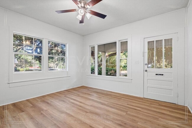 Foto del edificio - Updated 3 Bed 2 Bath with Large Fenced Yard