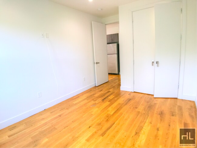 Building Photo - Stunning 1 Bed on Tree Lined Street