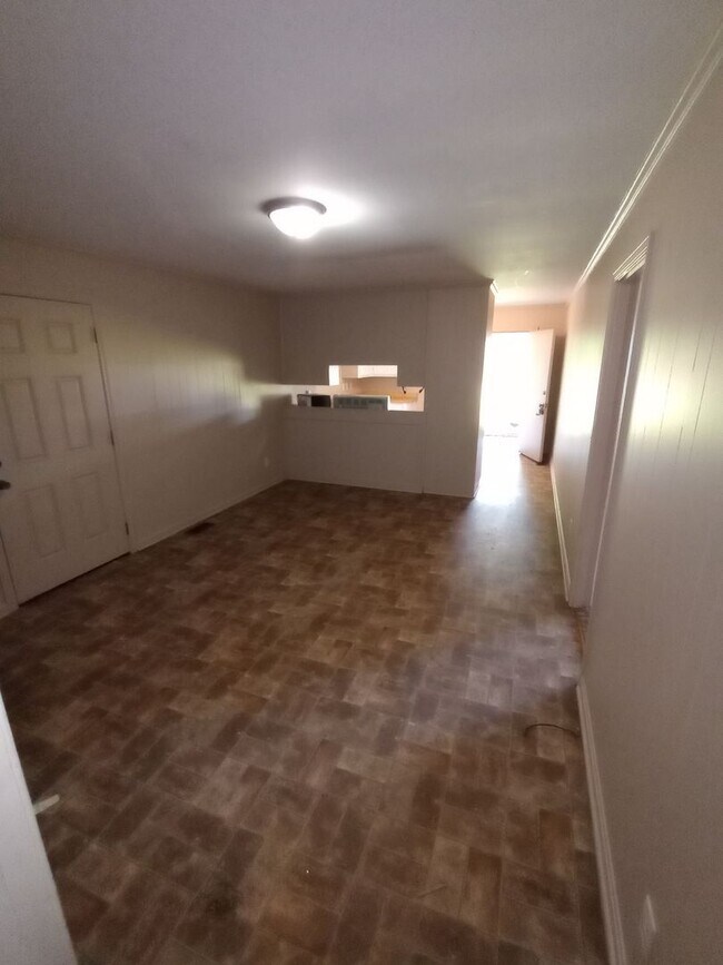 Building Photo - 3 bed 2 Bath Convenient Location