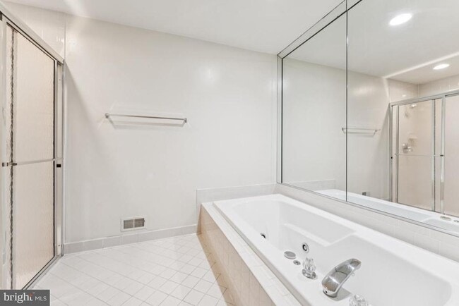 Building Photo - 5910 Maplewood Park Pl