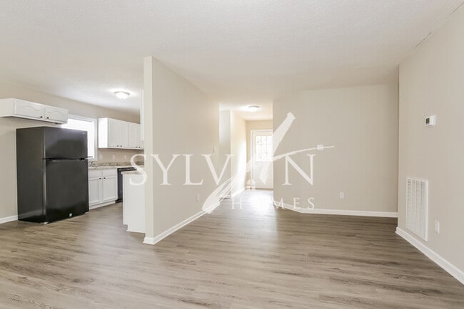 Building Photo - Feel welcome and comfortable in this adora...