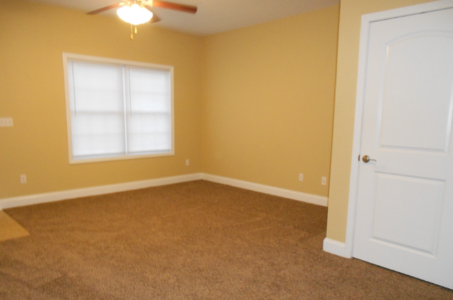 Building Photo - 402 Willington Manor
