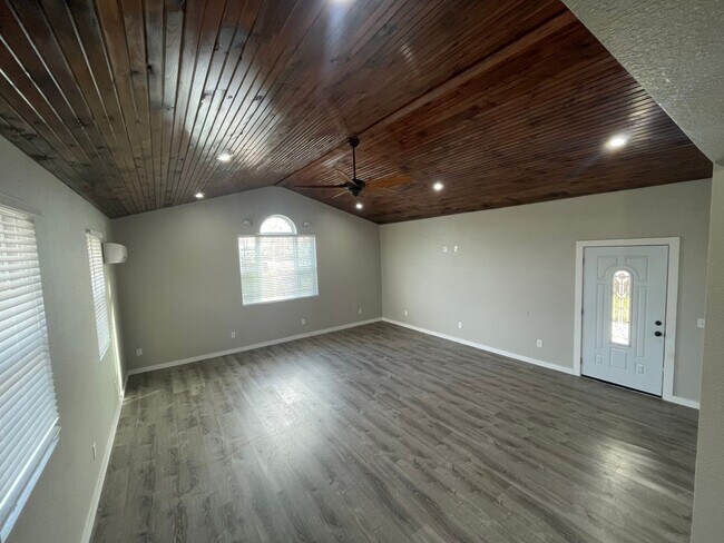 Foto del edificio - 130 Pinyon Ave