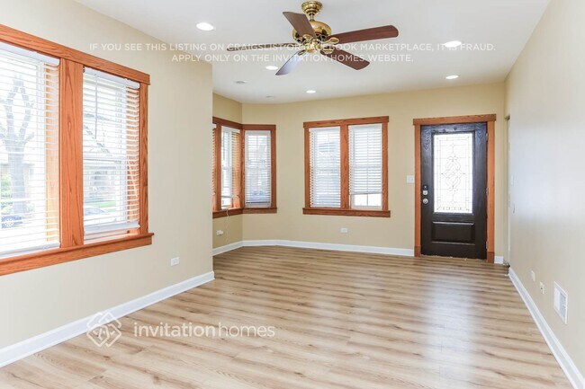 Foto del edificio - 6209 N Maplewood Ave