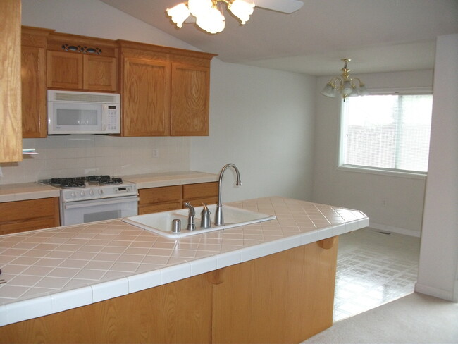 Building Photo - Southview Heights Spacious 3 Bedroom/2 Bat...