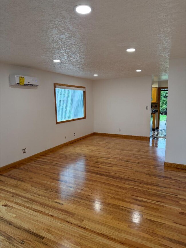 Foto del edificio - 1702 Winchell Ave