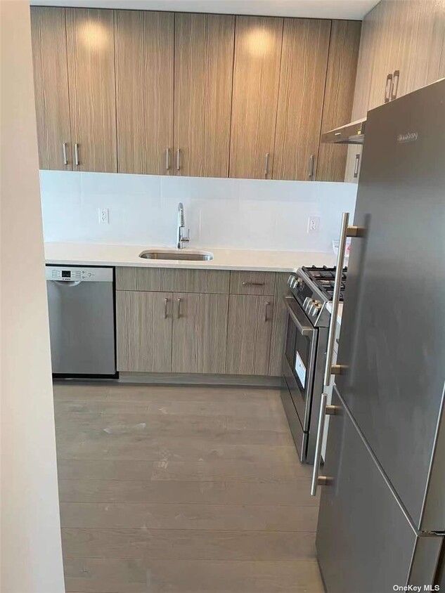 Foto principal - 8808 Justice Ave