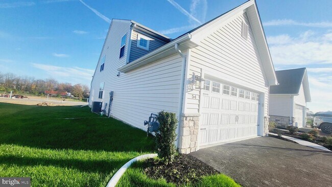 Building Photo - 54 LONG BEND Dr