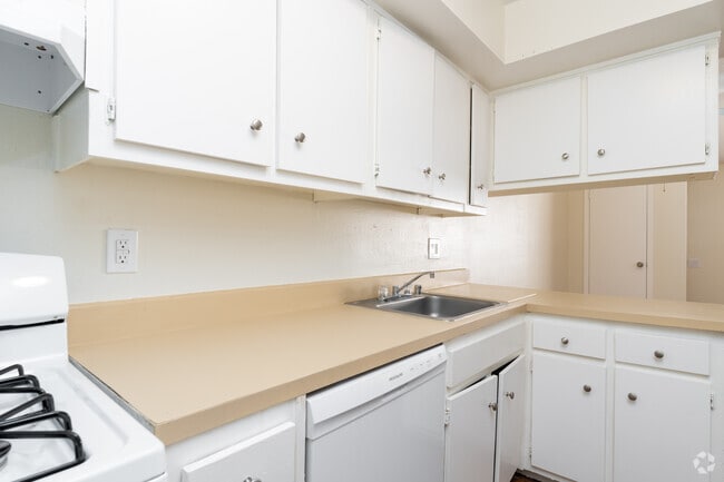 1BR, 1BA - 750SF - Kitchen - Cliff Dwellers