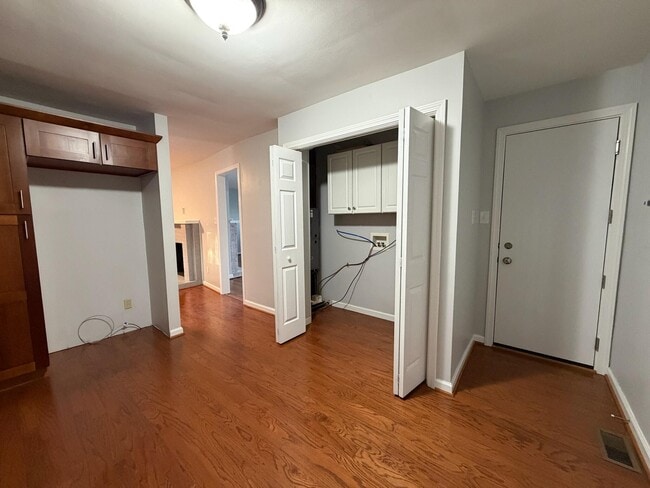 Building Photo - 1929 Alexandria Dr