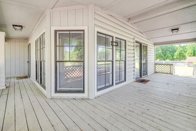Foto del edificio - Spacious 3 Bed 2 Bath Home on Large Lot - NO HOA!