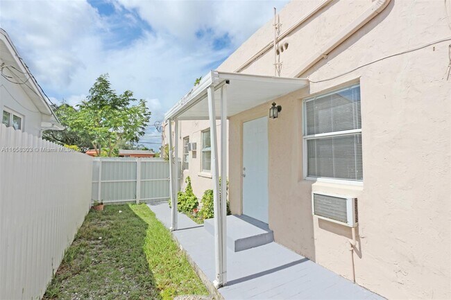 Foto del edificio - 5835 SW 4th St