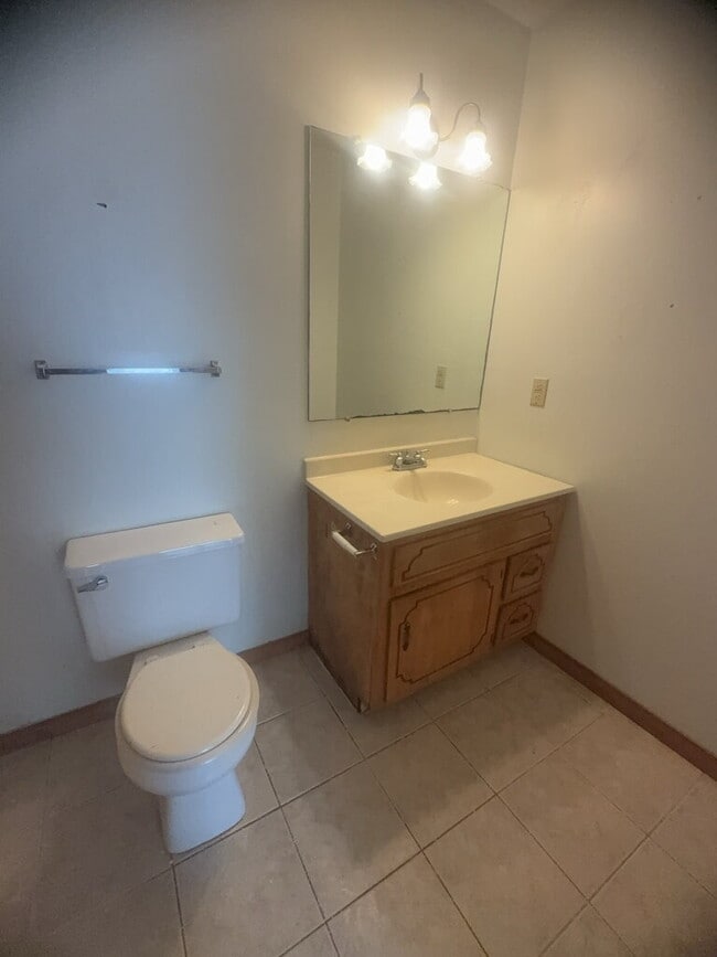 Building Photo - Adorable 2 Bedroom Duplex-106-B Pete Jones...