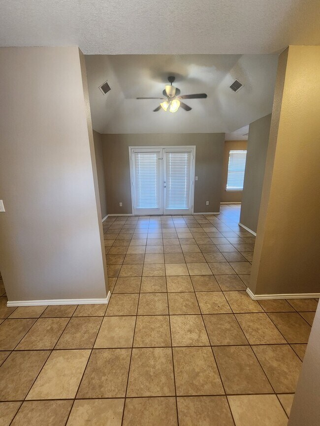 Building Photo - 3 bed 2 bath 1 car garage