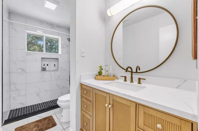 Foto del edificio - Room in House on Wildwood Ridge