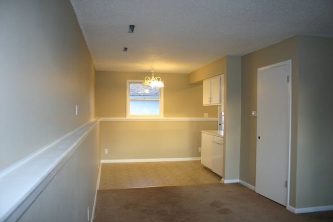Building Photo - 2 BR 1 Bath Duplex in Norwalk