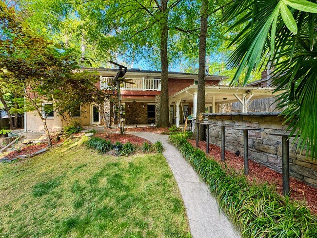 Foto del edificio - 1596 Deer Park Rd NE