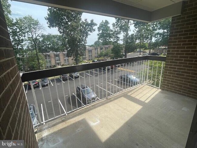 Building Photo - Glenwaye Gardens Condo