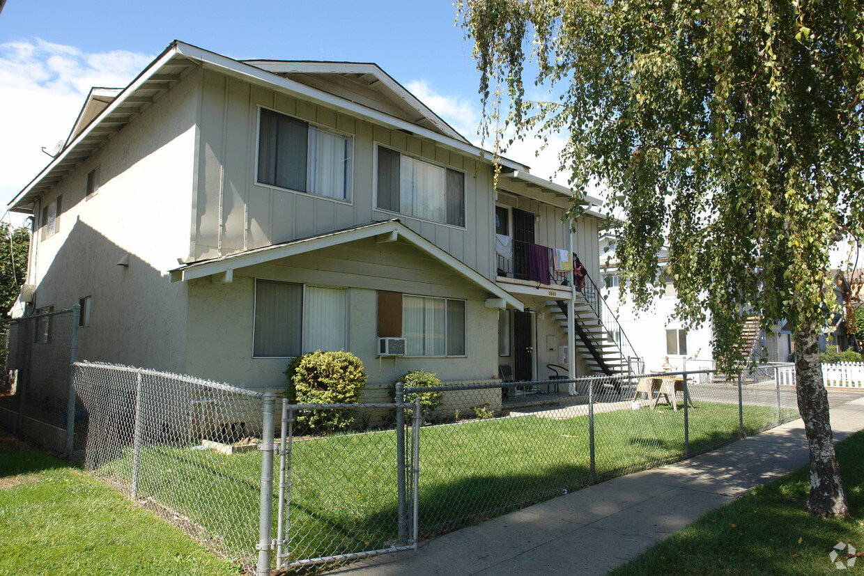 Building Photo - 3045 Pearl Avenue