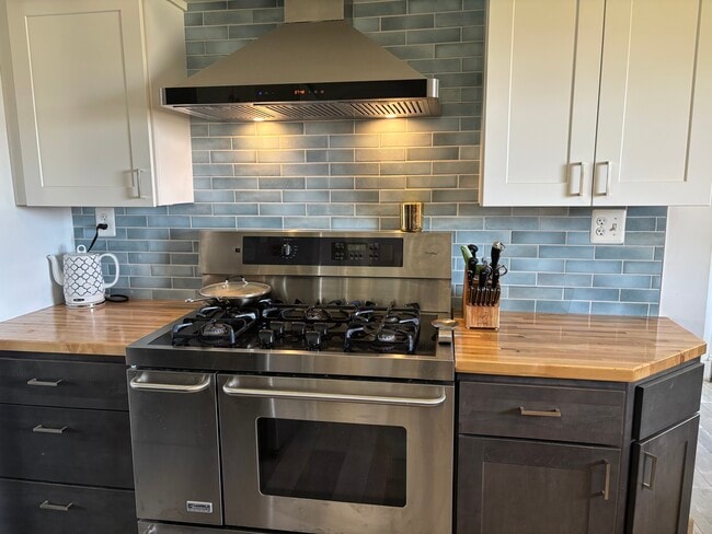 Building Photo - 440 Riverview Dr