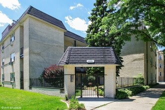 Building Photo - 4056 N California Ave