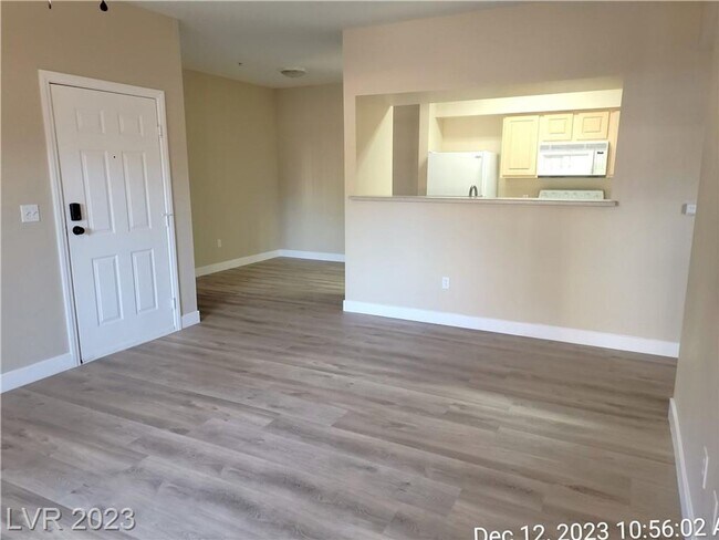 Building Photo - GORGEOUS 1st FLOOR UNIT IN NW GATED COMMUN...
