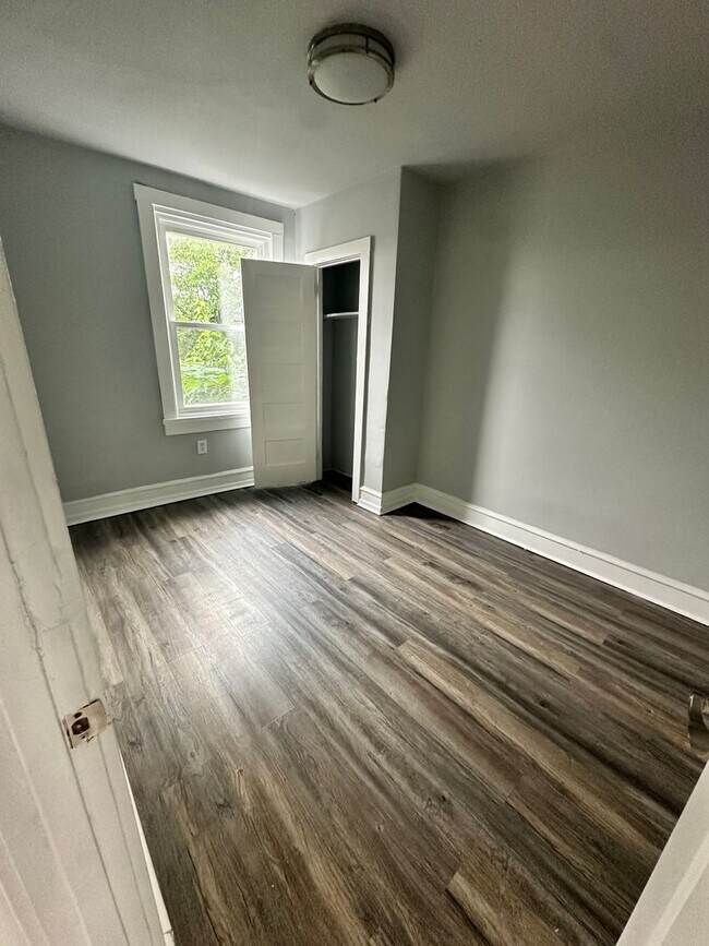 Building Photo - 3 bedroom 1 bath house available in Southw...