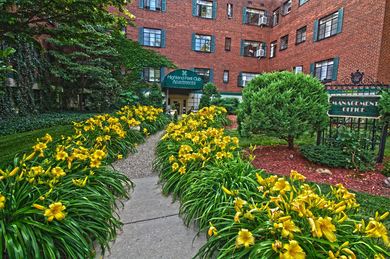 Highland Park Club Apartments Rentals in Pittsburgh at 1001 N Negley