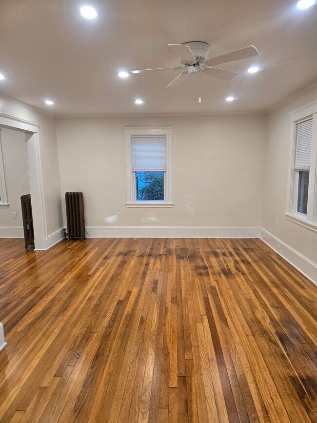 Foto 1 de la sala de estar - 25 Laurel St