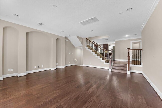 Foto del edificio - 905 Garden Oaks Trce